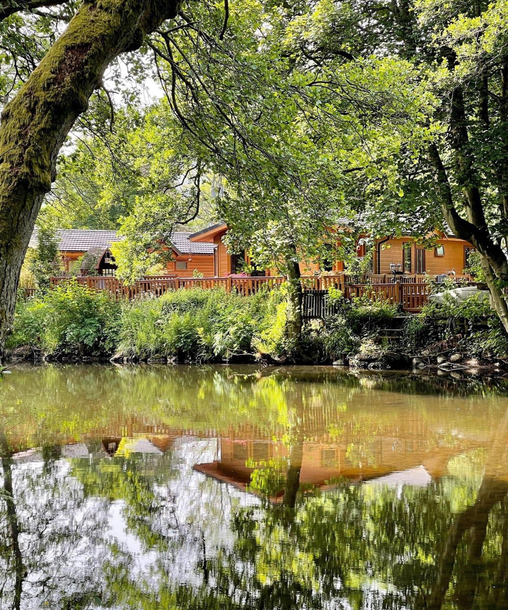 Riverbank Lodge Dollar Exteriör bild